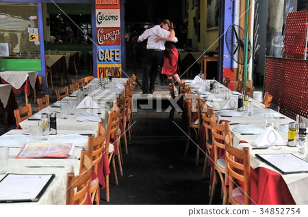 兩個人在Tango出生的Caminito餐廳跳舞Tango，布宜諾斯艾利斯 34852754