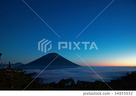 Mt Yotei floating in the sea of clouds 34855032