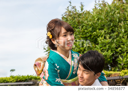 拿著有穿和服的婦女的男孩一位公主 34856877