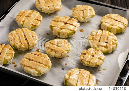 Puff pastries with apple and cinnamon. 34859238