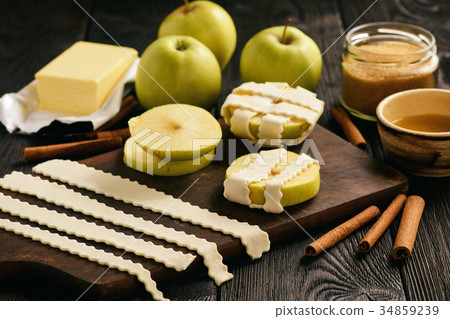 Puff pastries with apple and cinnamon. 34859239