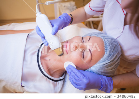 doctor cosmetologist makes the procedure a woman 34860482