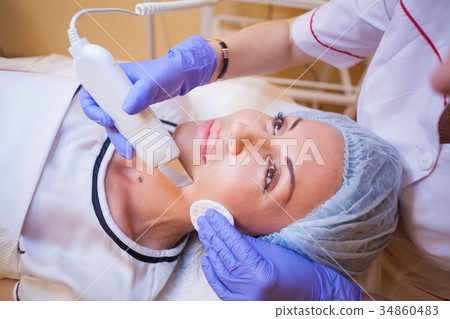 doctor cosmetologist makes the procedure a woman 34860483