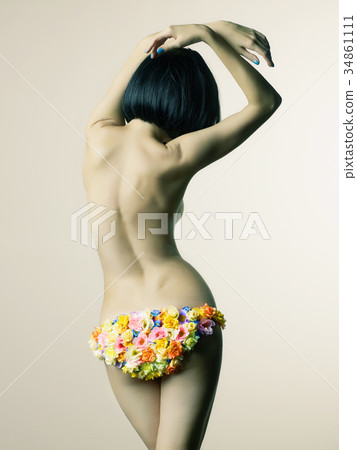 Lady in floral bikini 34861111