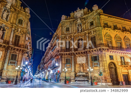 Central square Quattro Canti in Palermo, Italy. 34862999