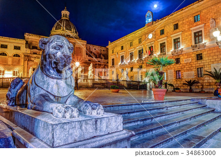 Famous fountain of shame on baroque Piazza 34863000