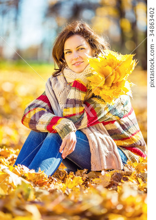 Young beautiful woman in sunny park Young beautiful woman in sunny park 34863402