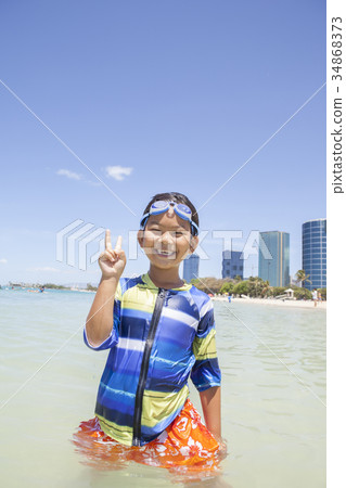 熱帶海灘和男孩 34868373