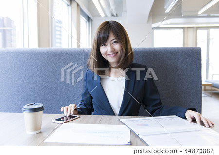 年輕女子工作 34870882