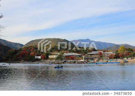 Katsura River in front of Arashiyama Mountain  34873650