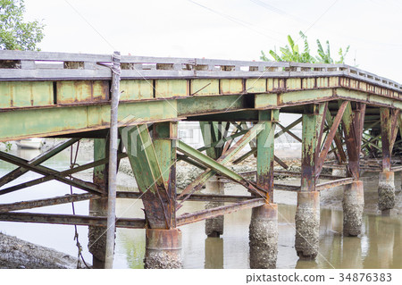 Green iron bridge Old and rusty 34876383