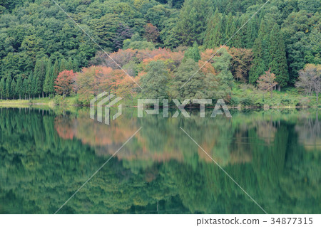 湖Nakatsunaki湖表面在秋天 34877315