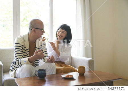 Senior couple enjoying coffee time 34877571