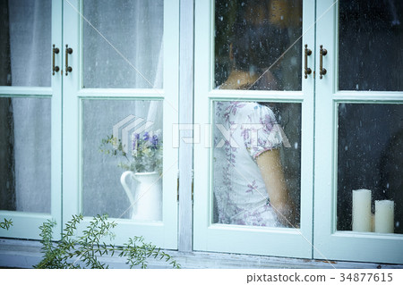 雨天女人在家裡度過 34877615