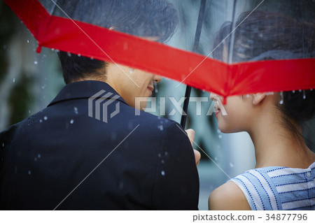 走在雨中的夫婦 34877796