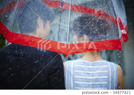 走在雨中的夫婦 34877821