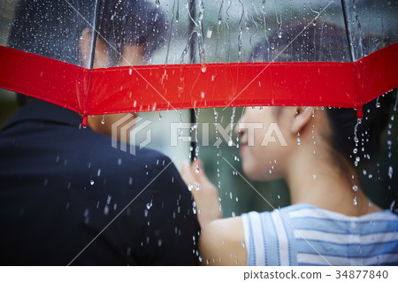 走在雨中的夫婦 走在雨中的夫婦 34877840