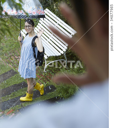 出去在一個雨天的婦女 34877985