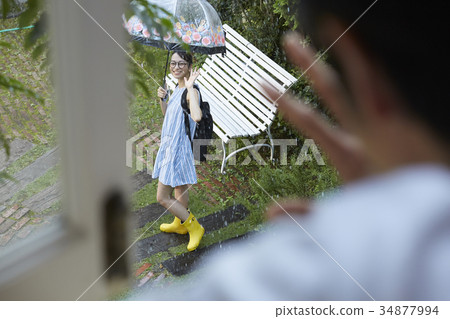 出去在一個雨天的婦女 34877994