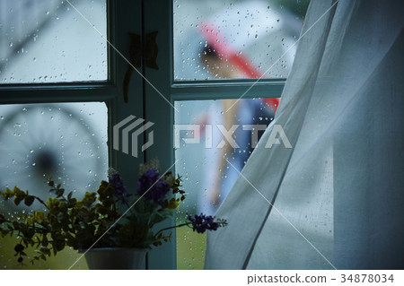 雨天出去靠窗的婦女 34878034