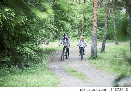 Couple riding a mountain bike 34878048