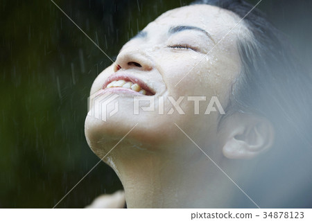 女人被雨擊中 女人被雨擊中 34878123