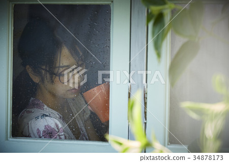 雨天女人在家裡度過 雨天女人在家裡度過 34878173