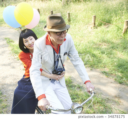 騎自行車的資深夫婦 34878175