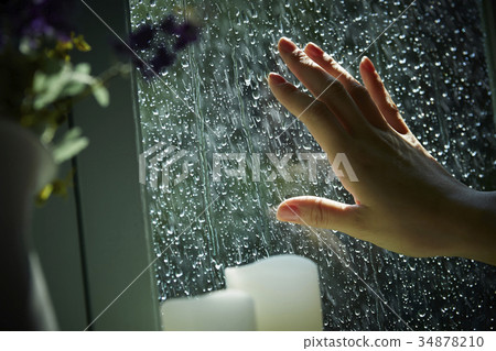 雨和沈默在家放鬆的婦女 34878210
