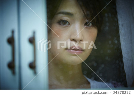 雨天女人在家裡度過 34878252