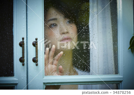 雨天女人在家裡度過 34878256