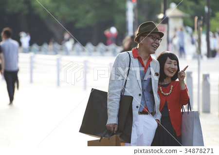 Senior couple enjoying shopping 34878271