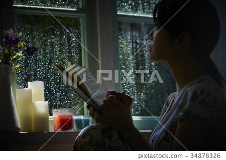 雨和沈默在家放鬆的婦女 雨和沈默在家放鬆的婦女 34878326