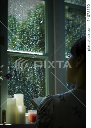 雨和沈默在家放鬆的婦女 雨和沈默在家放鬆的婦女 34878360