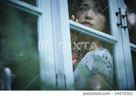 雨天女人在家裡度過 雨天女人在家裡度過 34878362