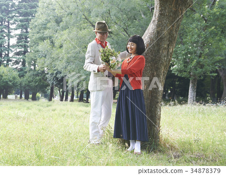 花束驚喜年長夫婦 花束驚喜年長夫婦 34878379