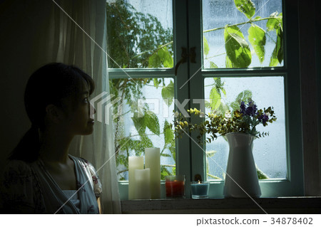 雨和沈默在家放鬆的婦女 雨和沈默在家放鬆的婦女 34878402