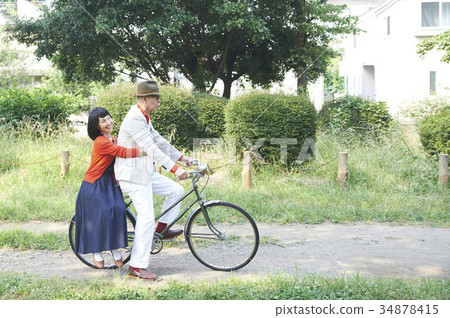騎自行車的資深夫婦 騎自行車的資深夫婦 34878415