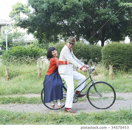 騎自行車的資深夫婦 騎自行車的資深夫婦 34878453