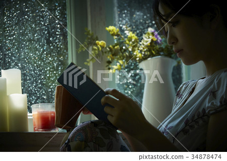 雨和沈默在家放鬆的婦女 34878474
