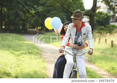 騎自行車的資深夫婦 騎自行車的資深夫婦 34878479