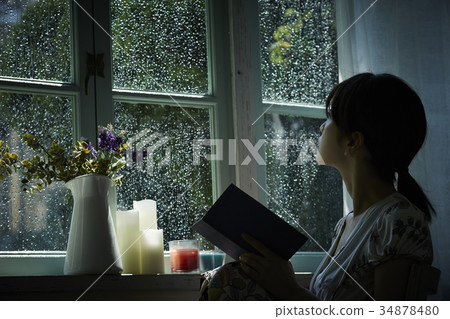 雨和沈默在家放鬆的婦女 雨和沈默在家放鬆的婦女 34878480