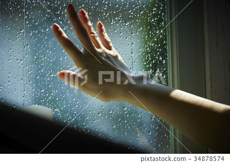 雨和沈默在家放鬆的婦女 34878574