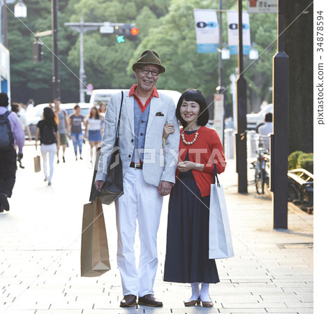 享受購物的資深夫婦 34878594