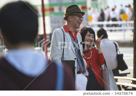 享受購物的資深夫婦 享受購物的資深夫婦 34878674