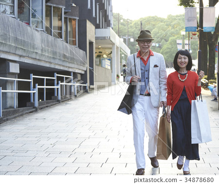 Senior couple enjoying shopping 34878680