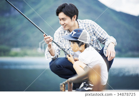 家庭享受釣魚 34878725