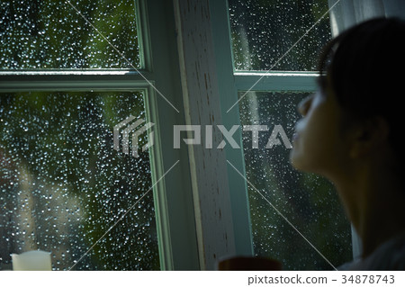 雨和沈默在家放鬆的婦女 雨和沈默在家放鬆的婦女 34878743