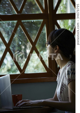 花時間在咖啡館的雨天婦女 34878795