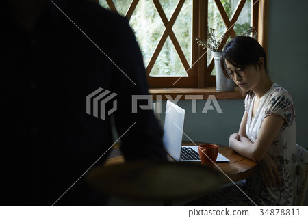 花時間在咖啡館的雨天婦女 34878811